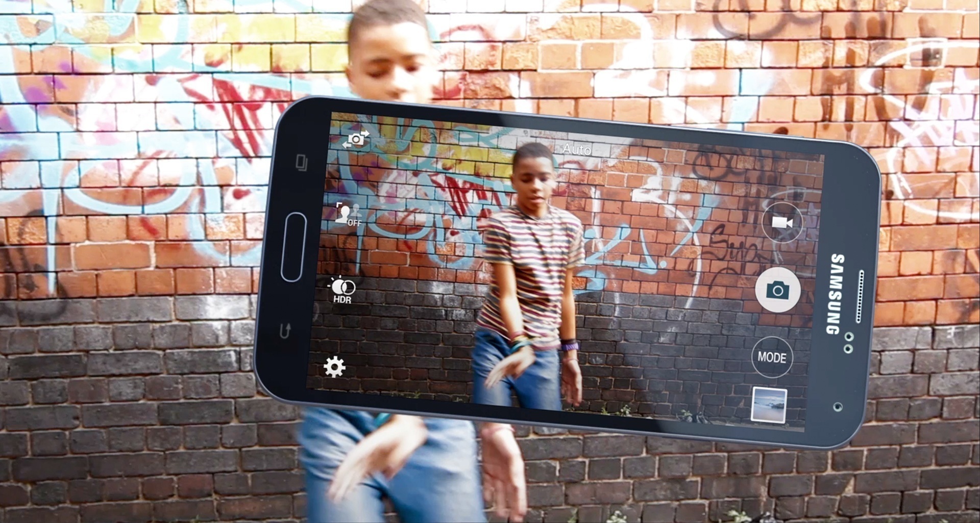 Với điện thoại Samsung Galaxy S5 SM-G900H, bạn dễ dàng có được những bức ảnh và video rực rỡ trong điều kiện thiếu sáng